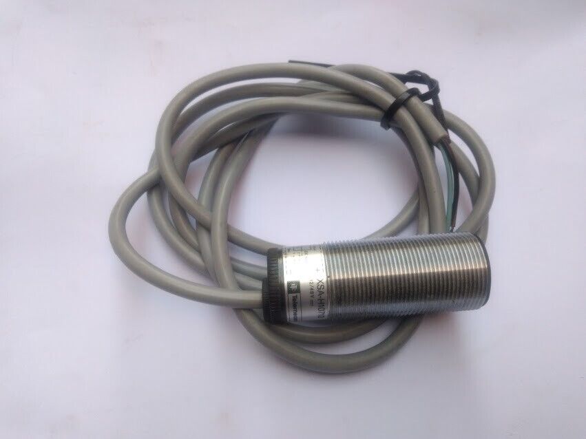 Telemecanique XSA-H10713 12/48VDC proximity switch/sensor