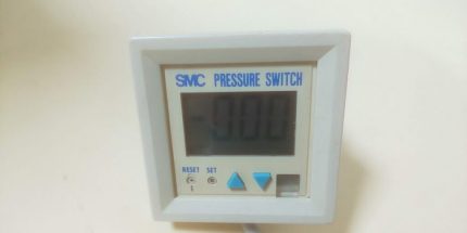 SMC Valves ZSE4B-01-65-Q Vacuum Pressure Switch PNP 12-24V DC with LCD Display