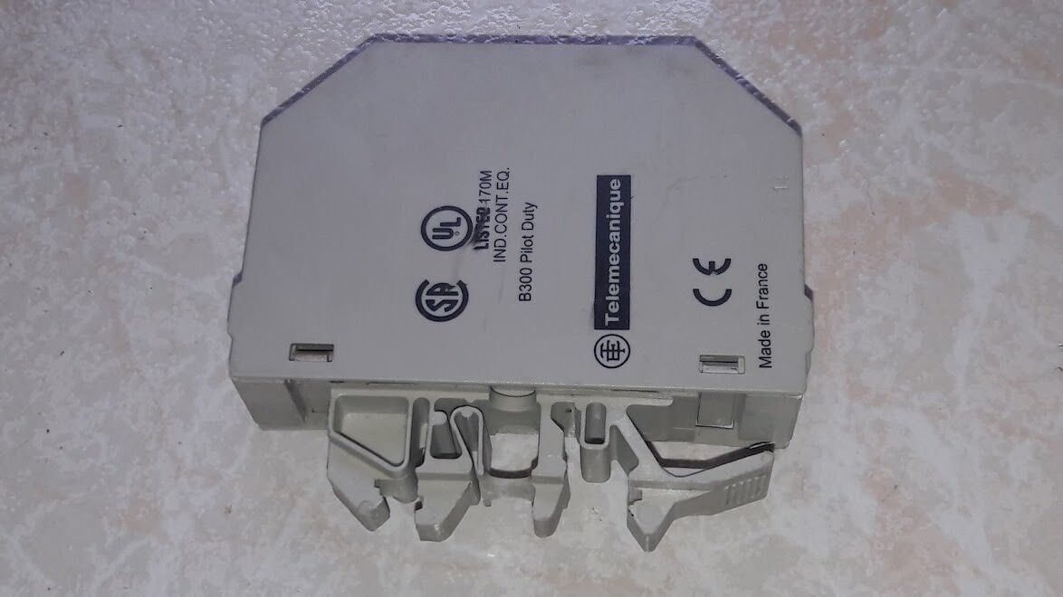 Schneider ABR-1E318B Interface Relay Module 24V AC DC - Image 3