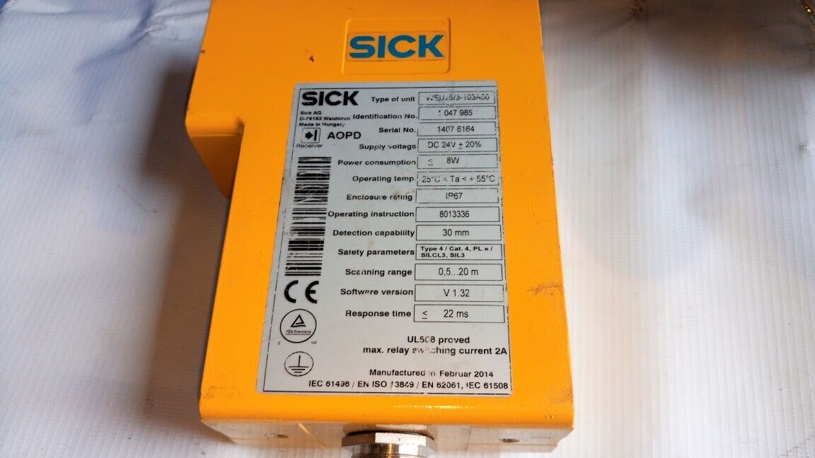 Sick AG WEU26/3-103A00 Id nr 1 047 985 V 1.32 Photoelectric Safety Switch - Image 3