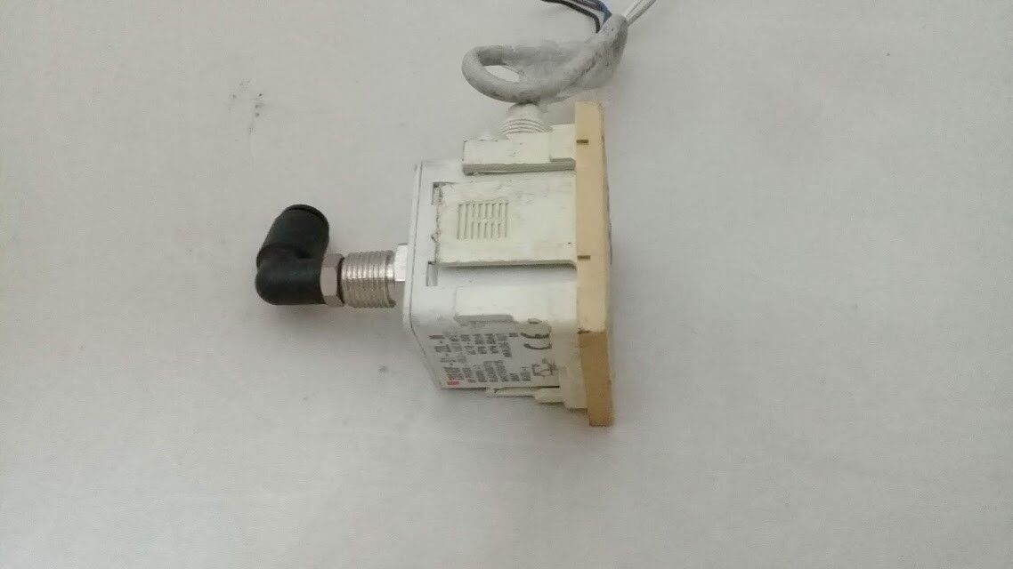 SMC ZSE40F-01-22L-M Pressure Switch ZSE40F0122LM - Image 3