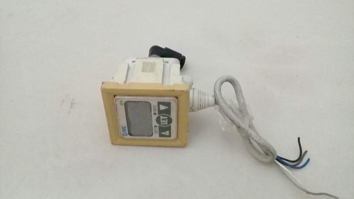 SMC ZSE40F-01-22L-M Pressure Switch ZSE40F0122LM - Image 2