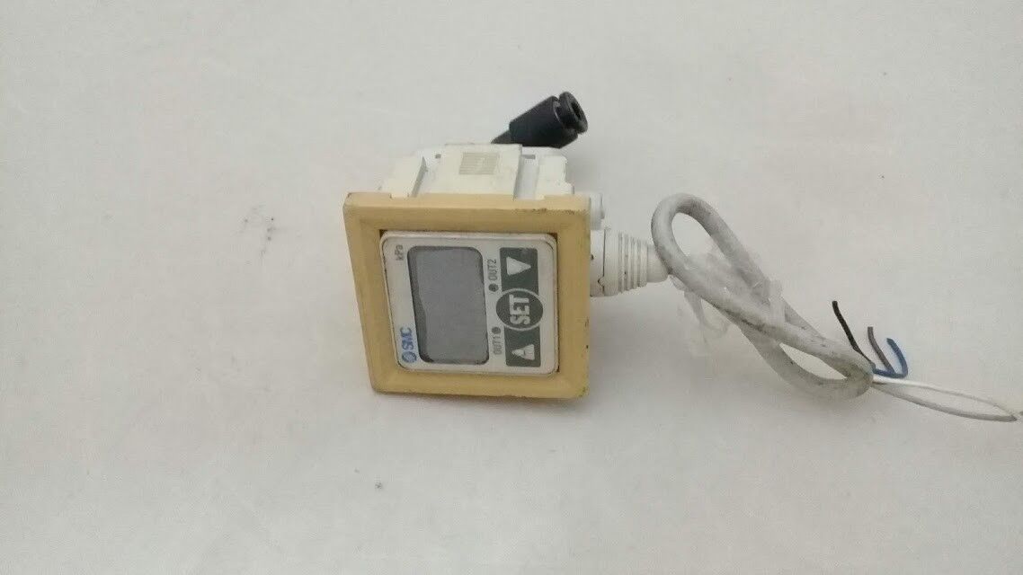SMC ZSE40F-01-22L-M Pressure Switch ZSE40F0122LM