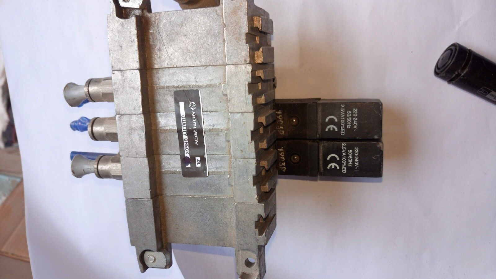 Norgren V0903109LW WK 31 with 2 V096526R-B200A manifold block wk31 - Image 4