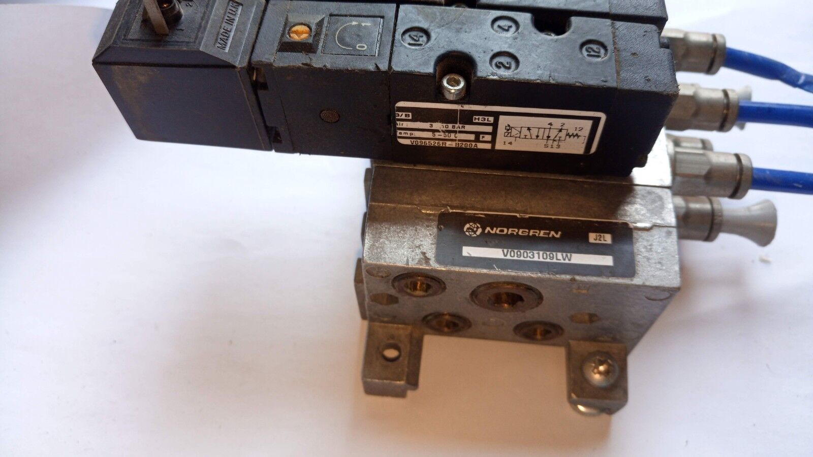 Norgren V0903109LW WK 31 with 2 V096526R-B200A manifold block wk31 - Image 2