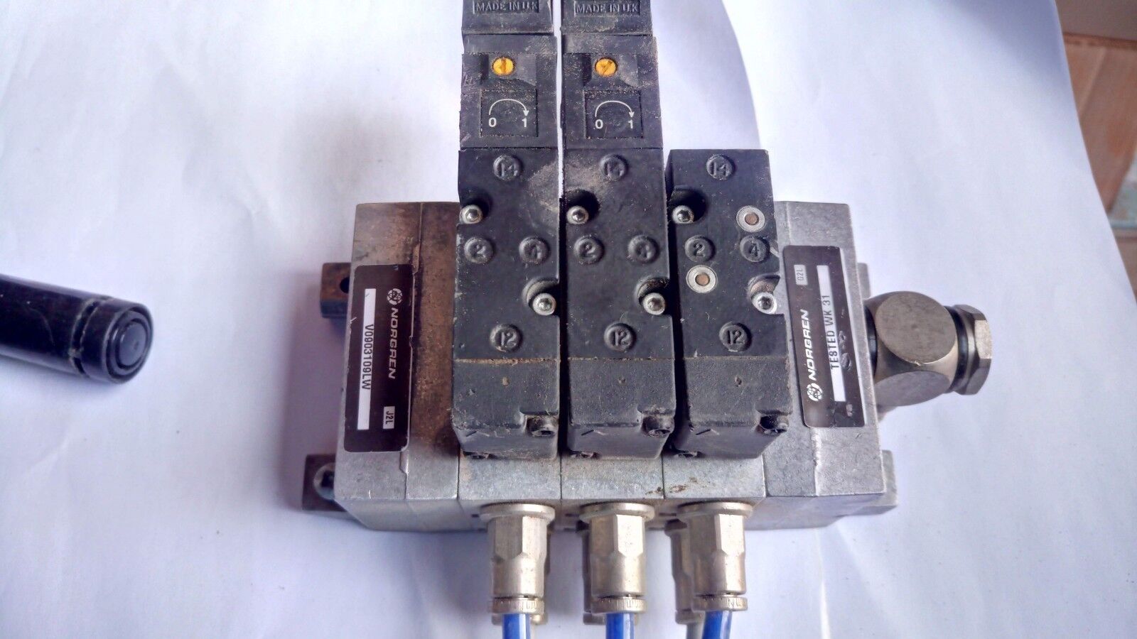 Norgren V0903109LW WK 31 with 2 V096526R-B200A manifold block wk31