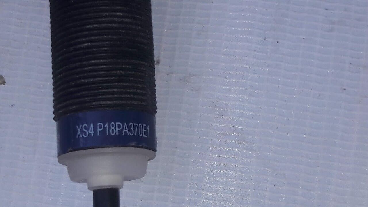 Telemecanique XS4 P18PA370E1 Load Bkibu XS4P18PA370E1 Proximity Sensor - Image 2
