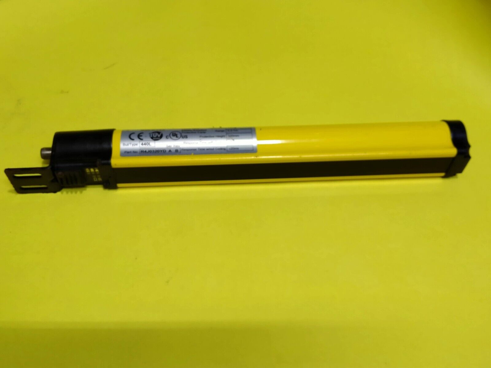 Allen-Bradley 42BT-B2LBSL-F4 Long Range BGS Sensor Suppression Ser A