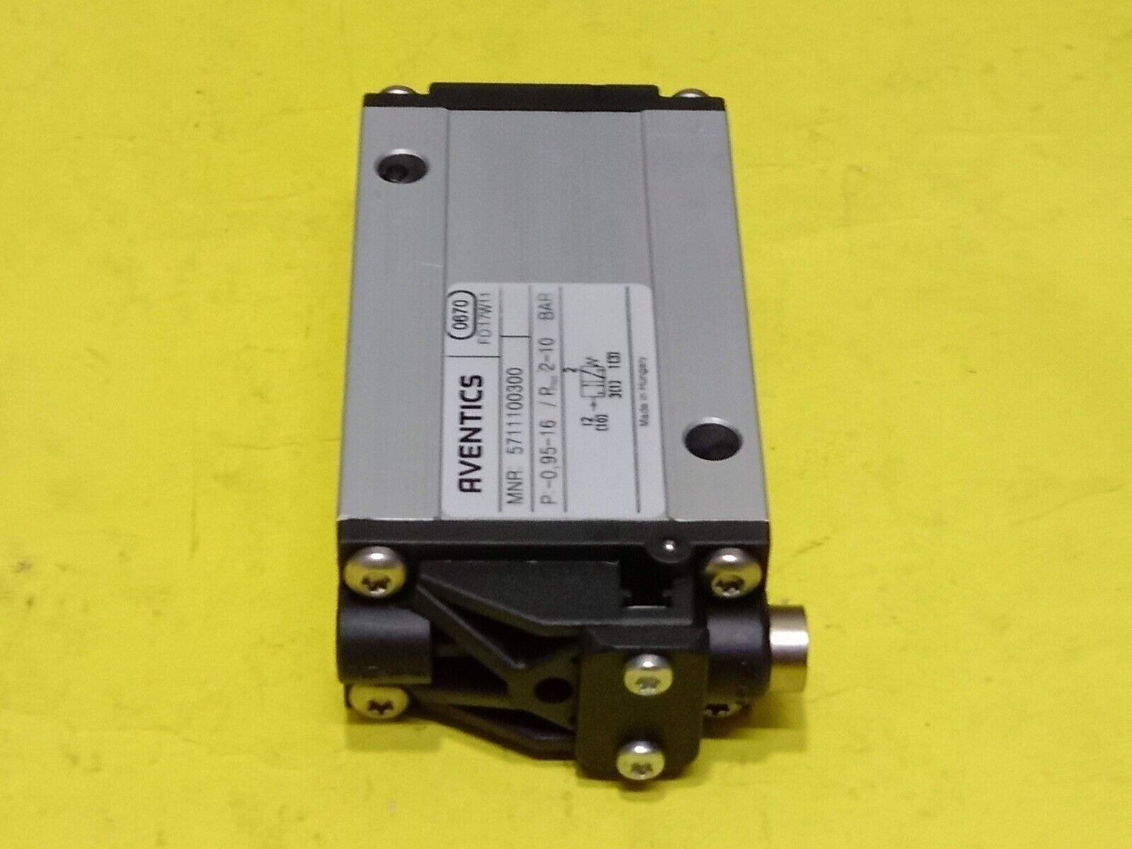 Aventics 5711100300 3/2-Way Directional Control Valve CD12 Marine Store Spare New - Image 3